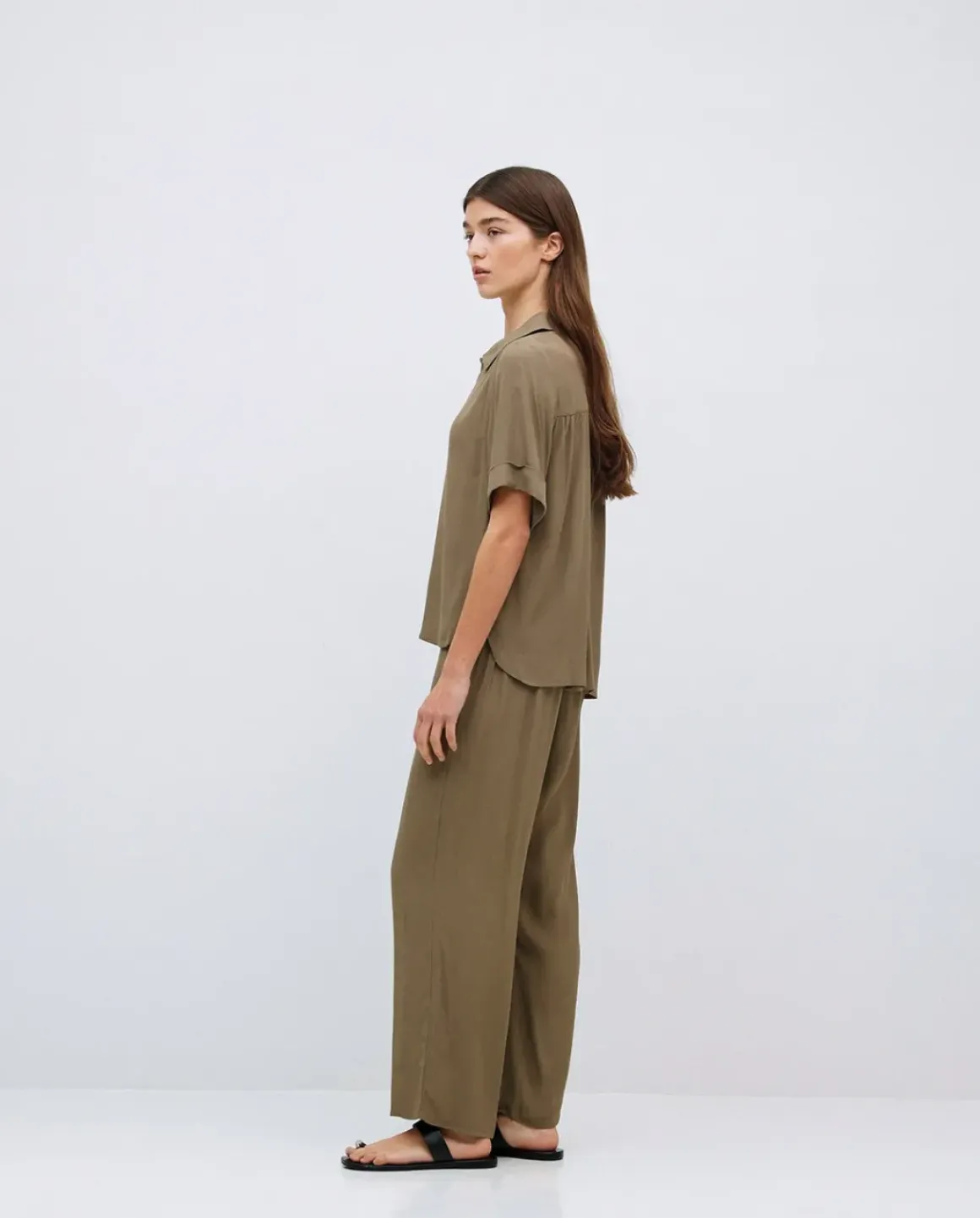 Pantalones cropped caqui