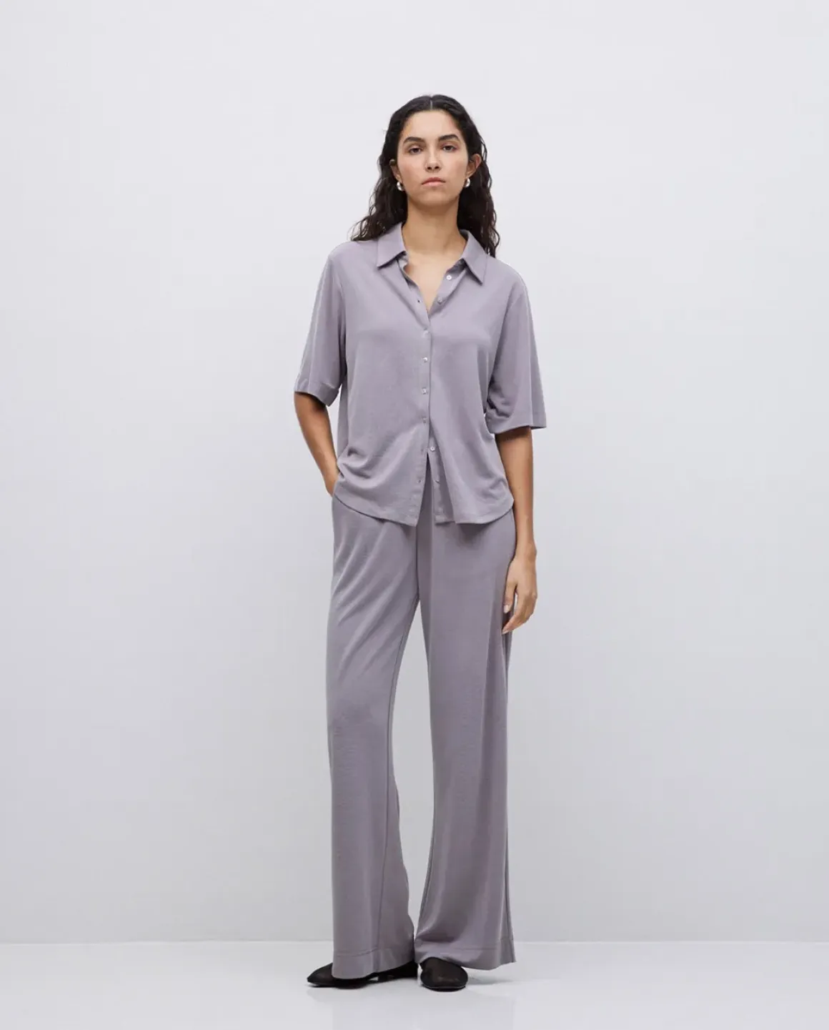 Pantalones punto fluidos gris
