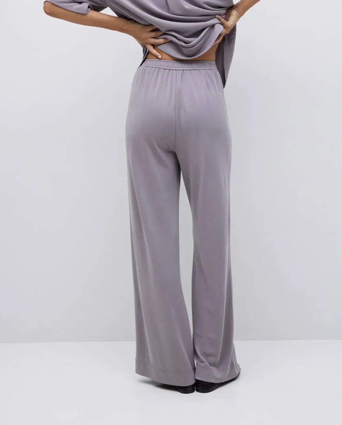 Pantalones punto fluidos gris