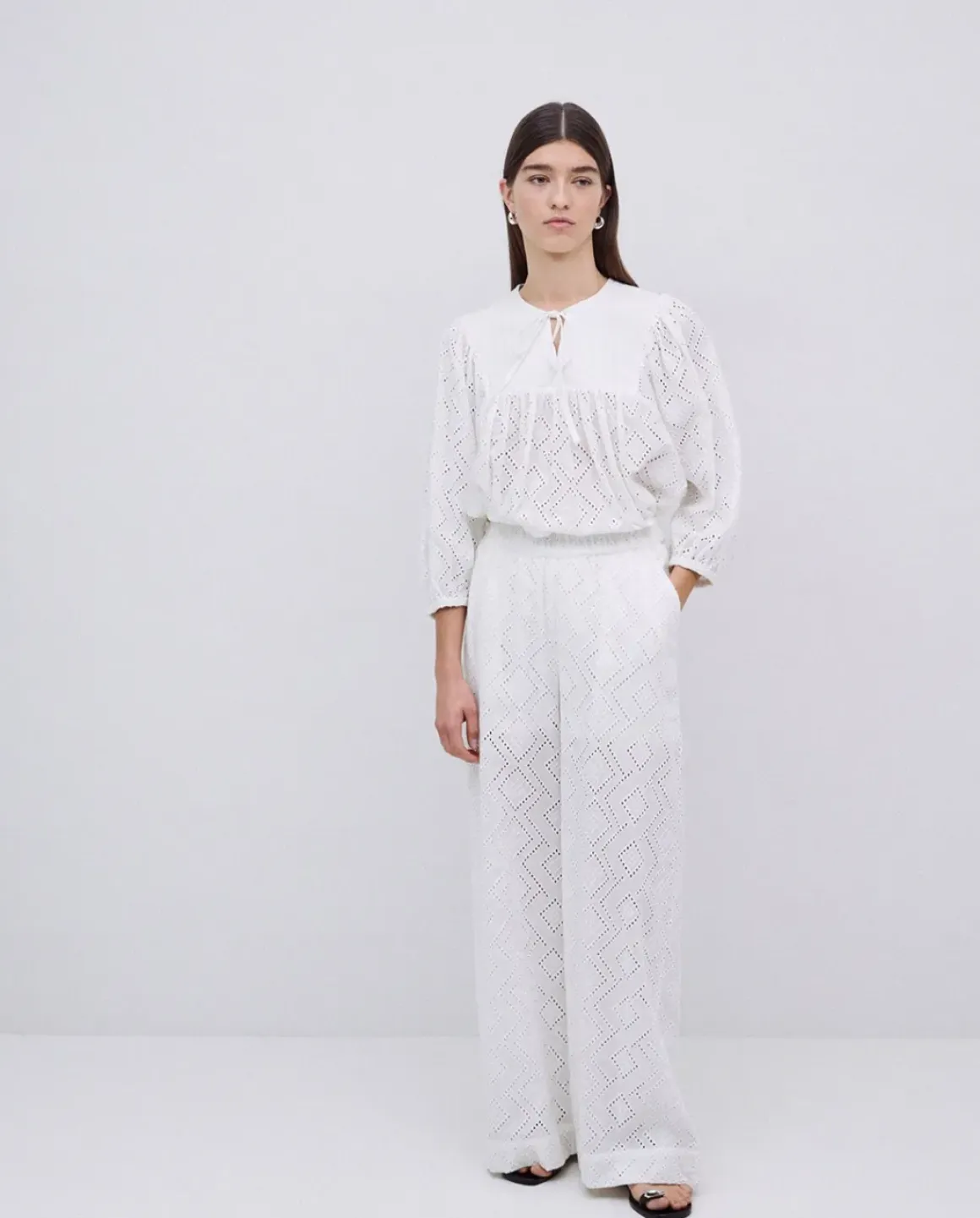 Pantalones wide leg bordado blanco