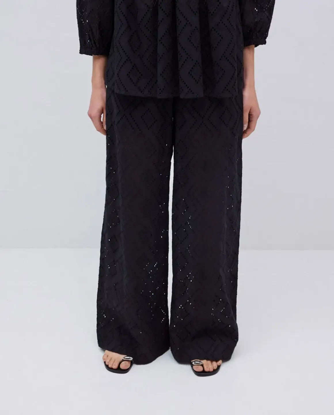 Pantalones wide leg bordado negro
