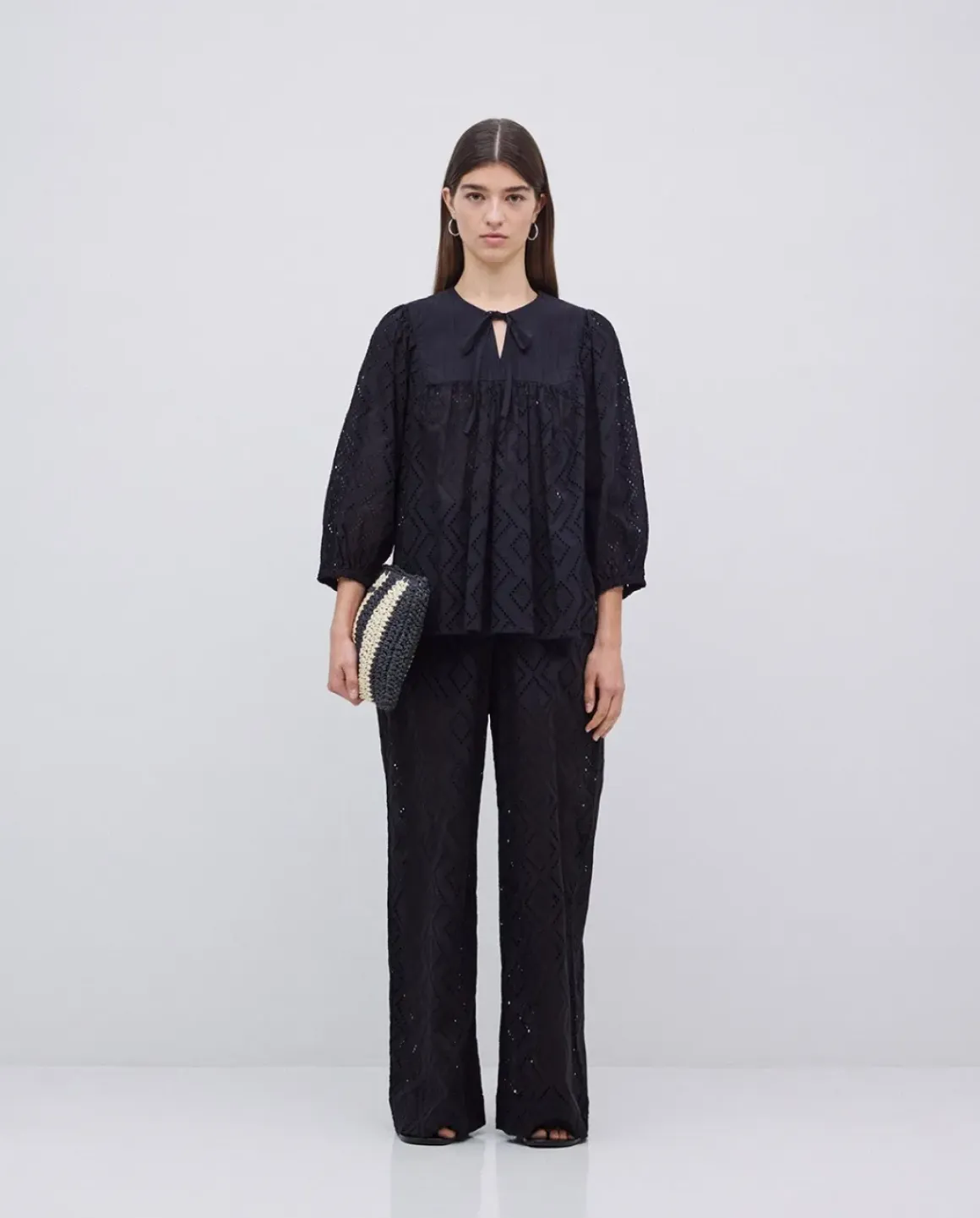 Pantalones wide leg bordado negro