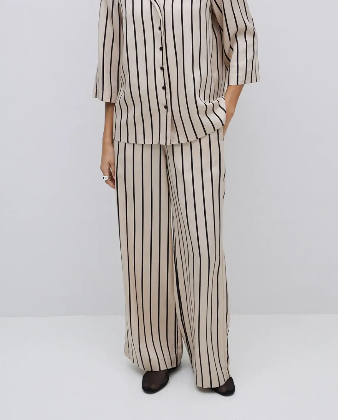 Pantalones wide leg tencel crudo