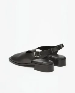 Sandalias cuero tacón negro