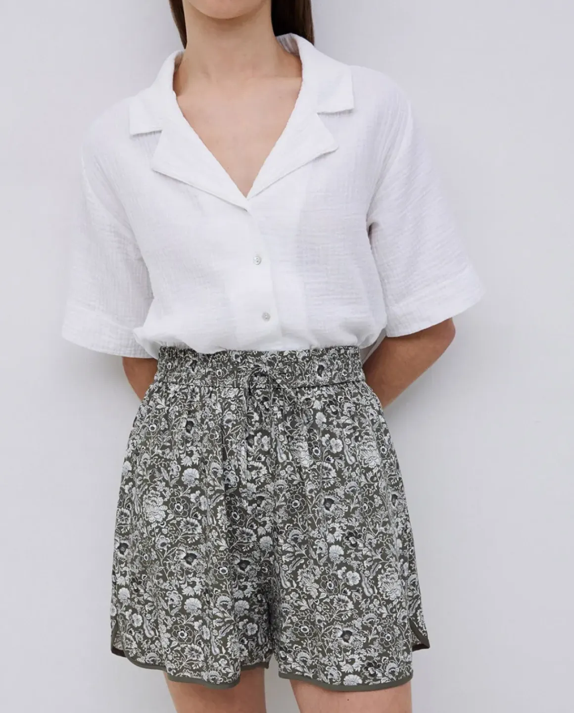Shorts fluidos floral caqui