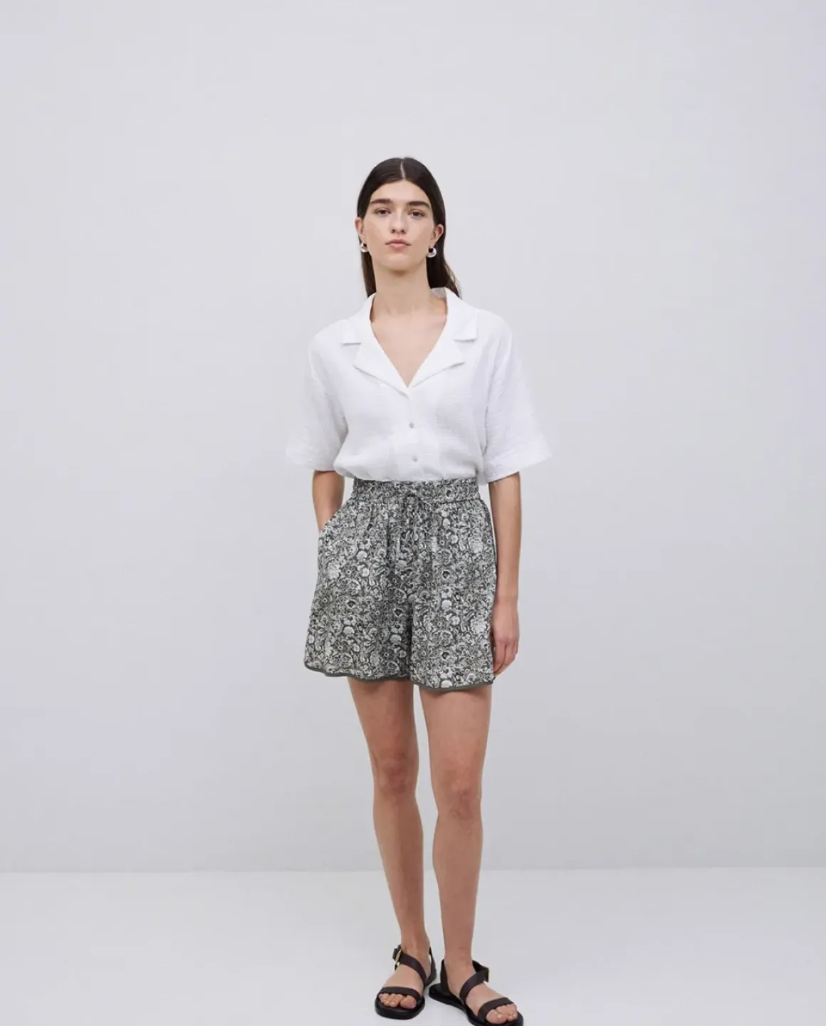 Shorts fluidos floral caqui