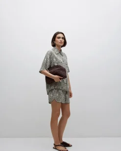 Shorts fluidos floral caqui