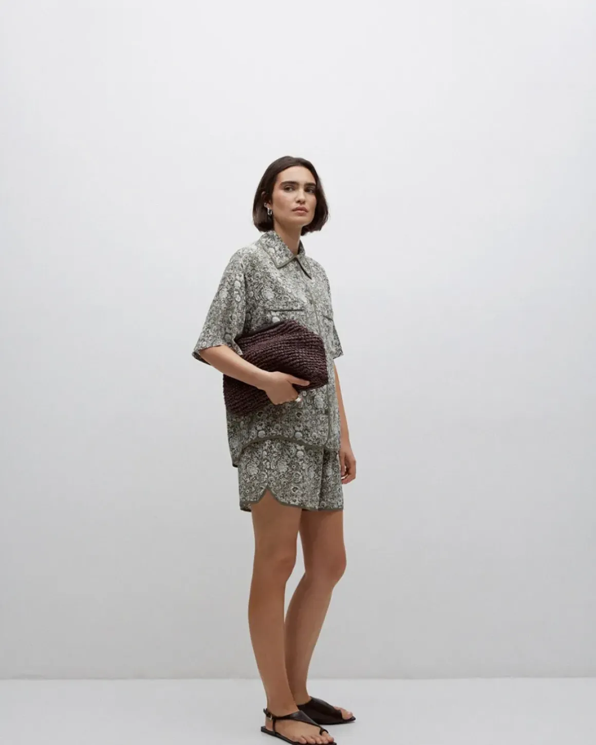 Shorts fluidos floral caqui