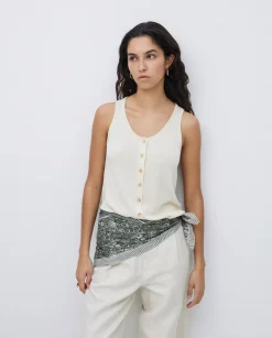 Top botones escote redondo beige