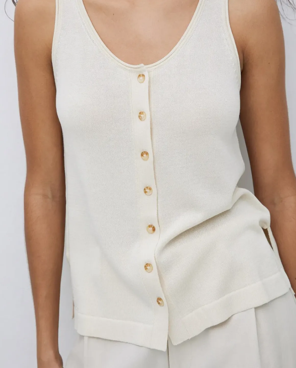 Top botones escote redondo beige