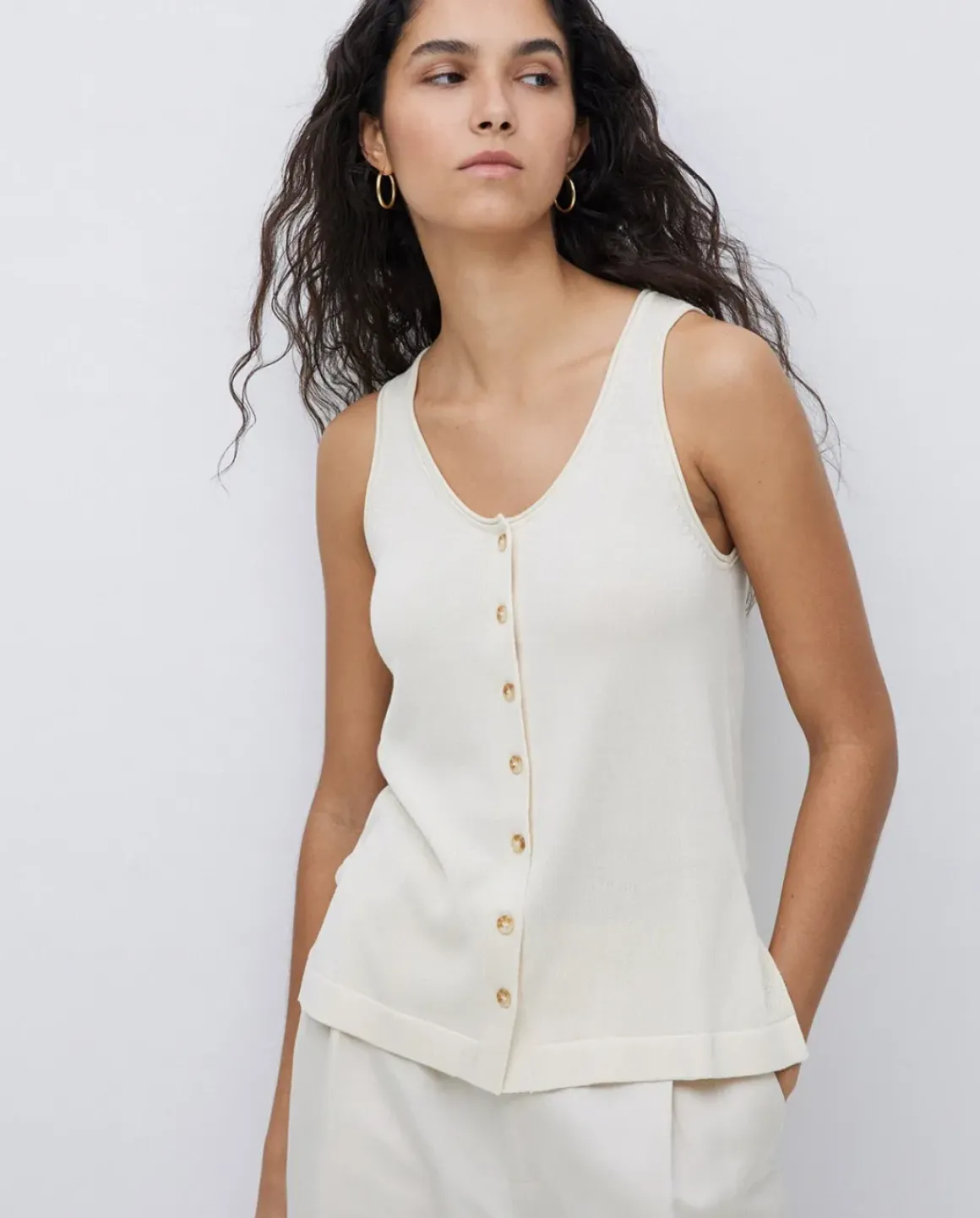 Top botones escote redondo beige