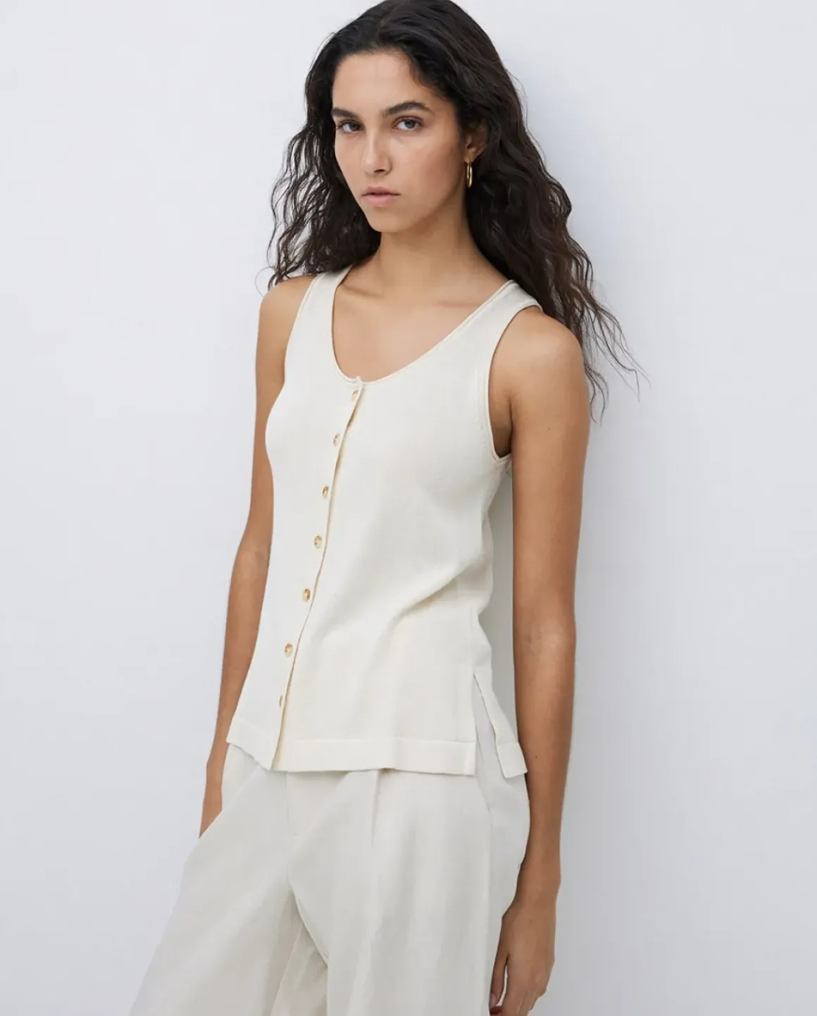 Top botones escote redondo beige