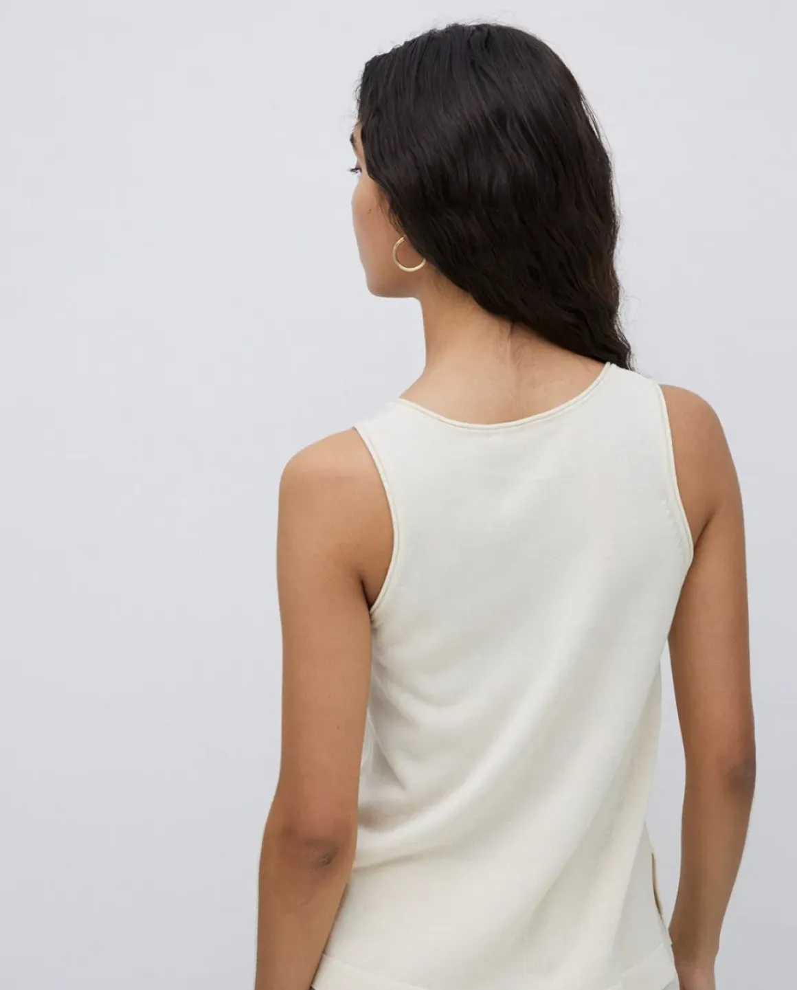 Top botones escote redondo beige