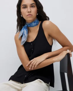 Top botones escote redondo negro