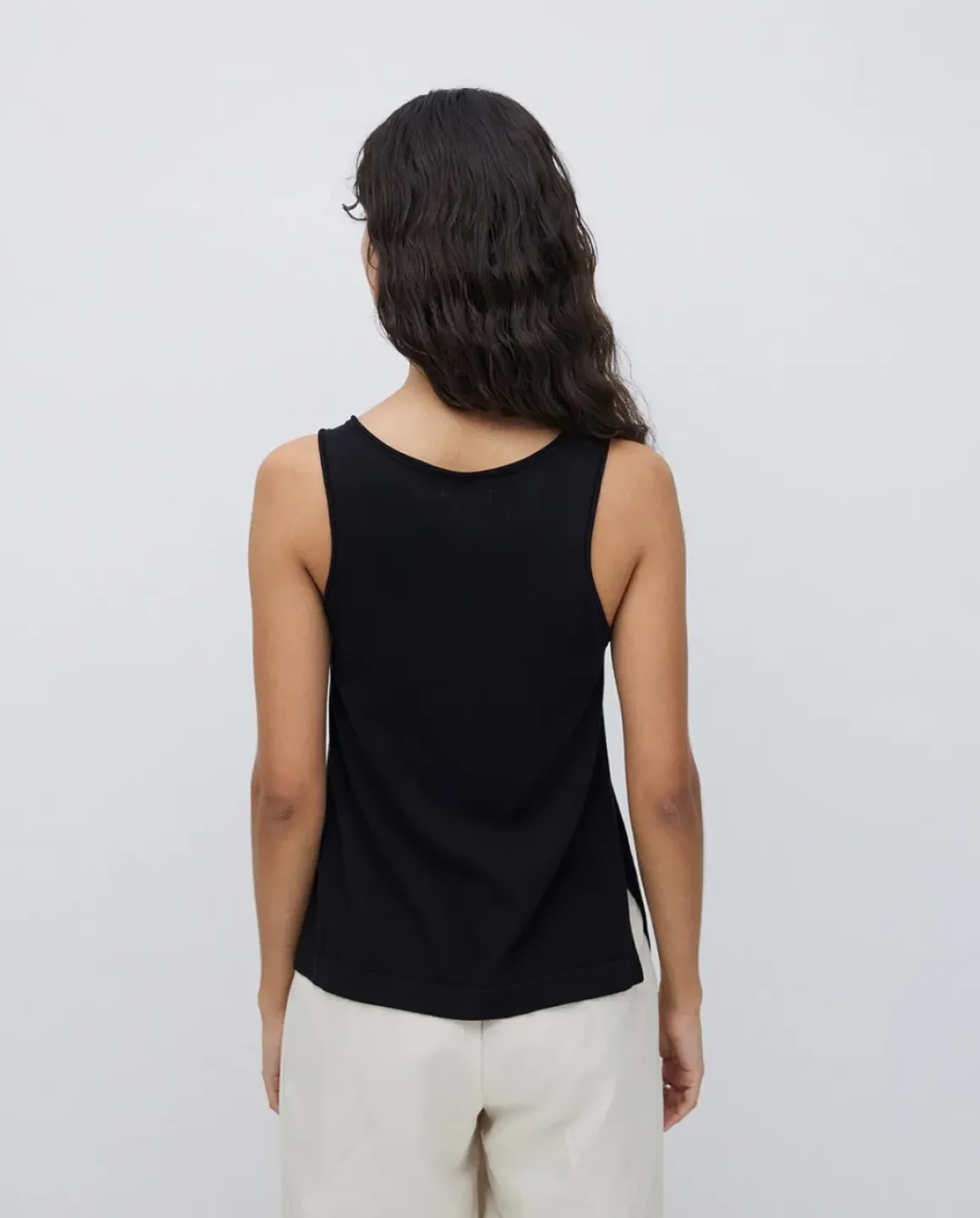Top botones escote redondo negro
