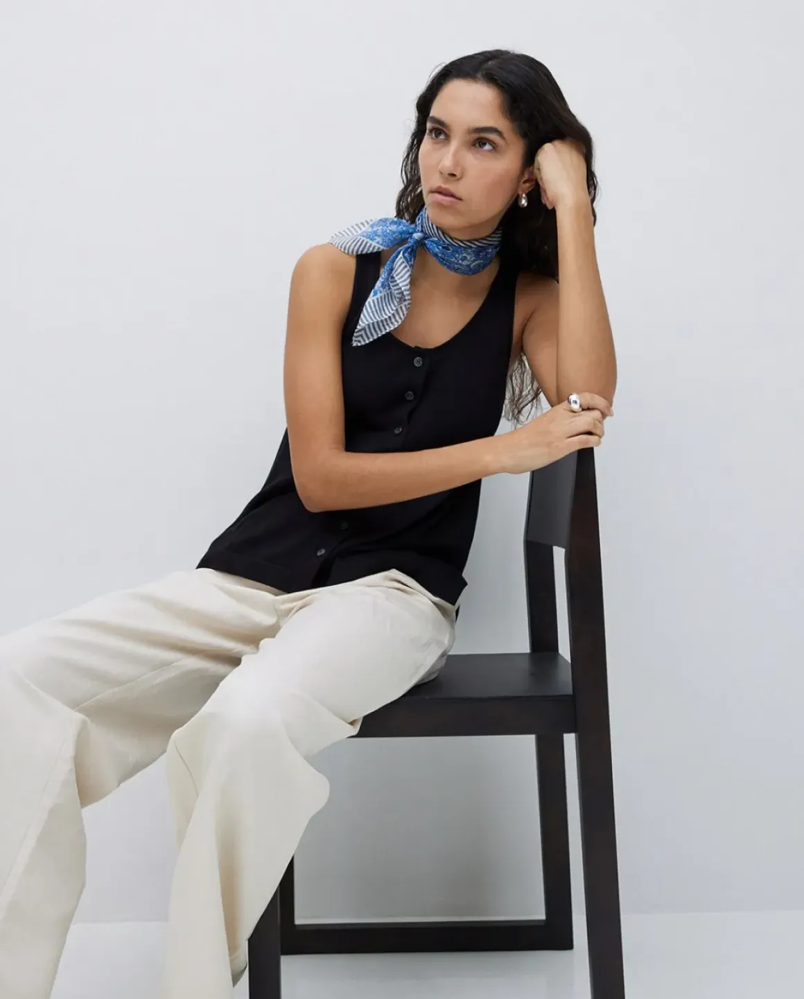 Top botones escote redondo negro