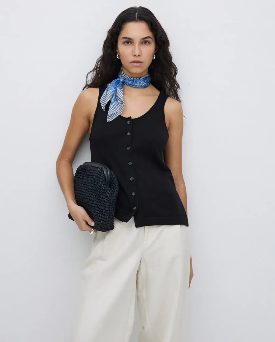 Top botones escote redondo negro
