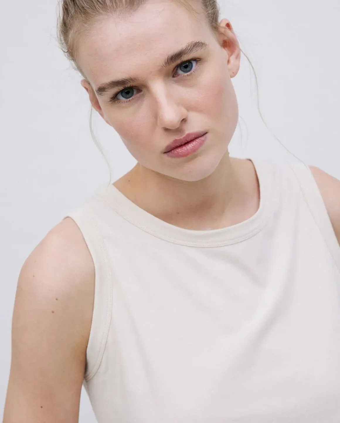 Top básico escote redondo beige