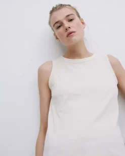 Top básico escote redondo beige
