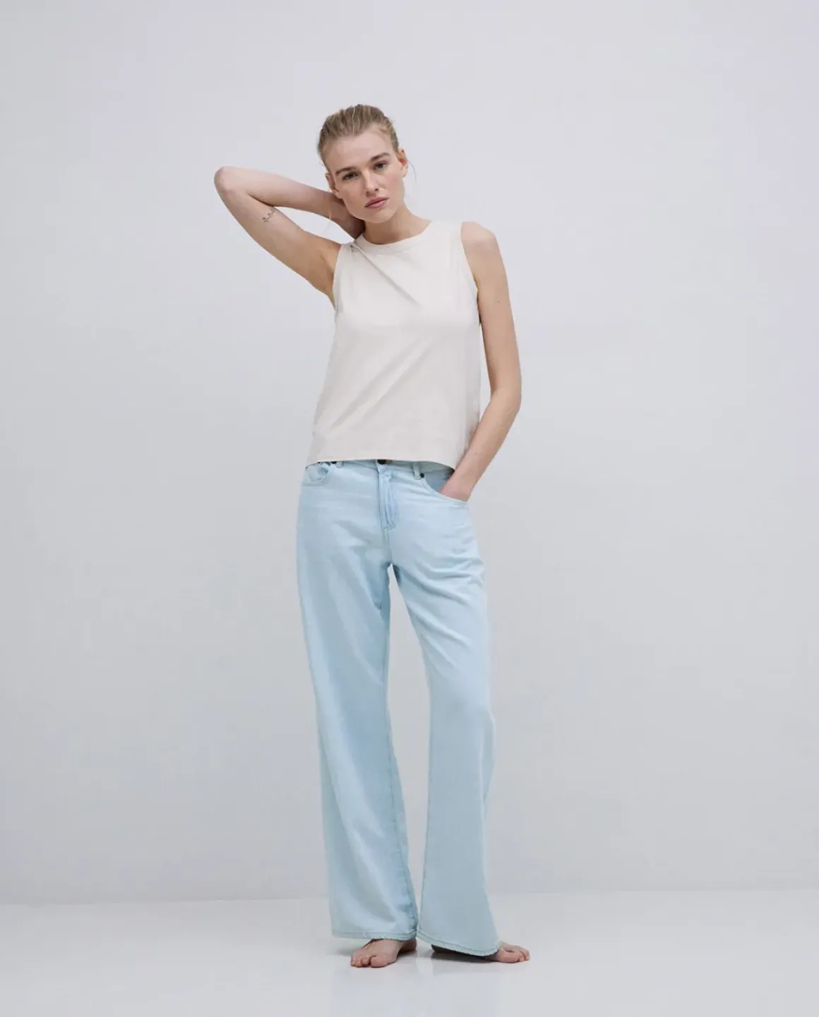 Top básico escote redondo beige