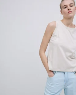Top básico escote redondo beige