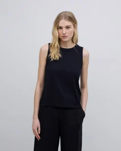 Top básico escote redondo negro