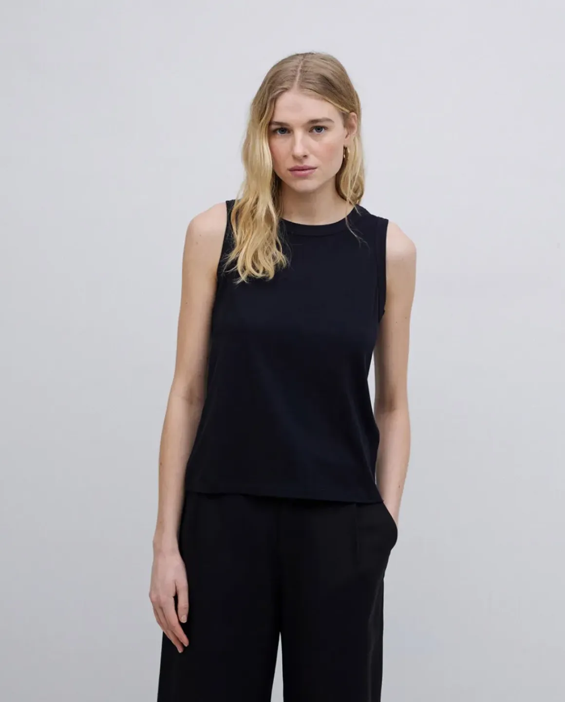 Top básico escote redondo negro