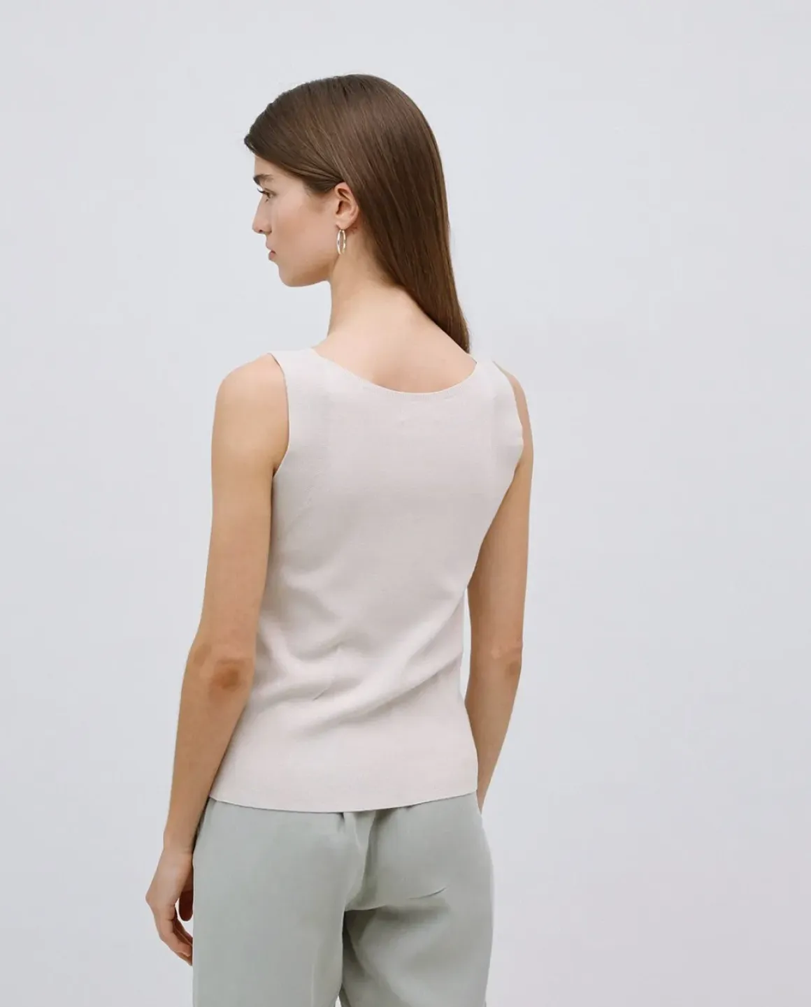 Top escote pico tirantes anchos beige