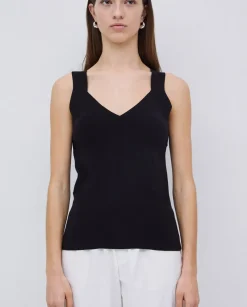 Top escote pico tirantes anchos negro