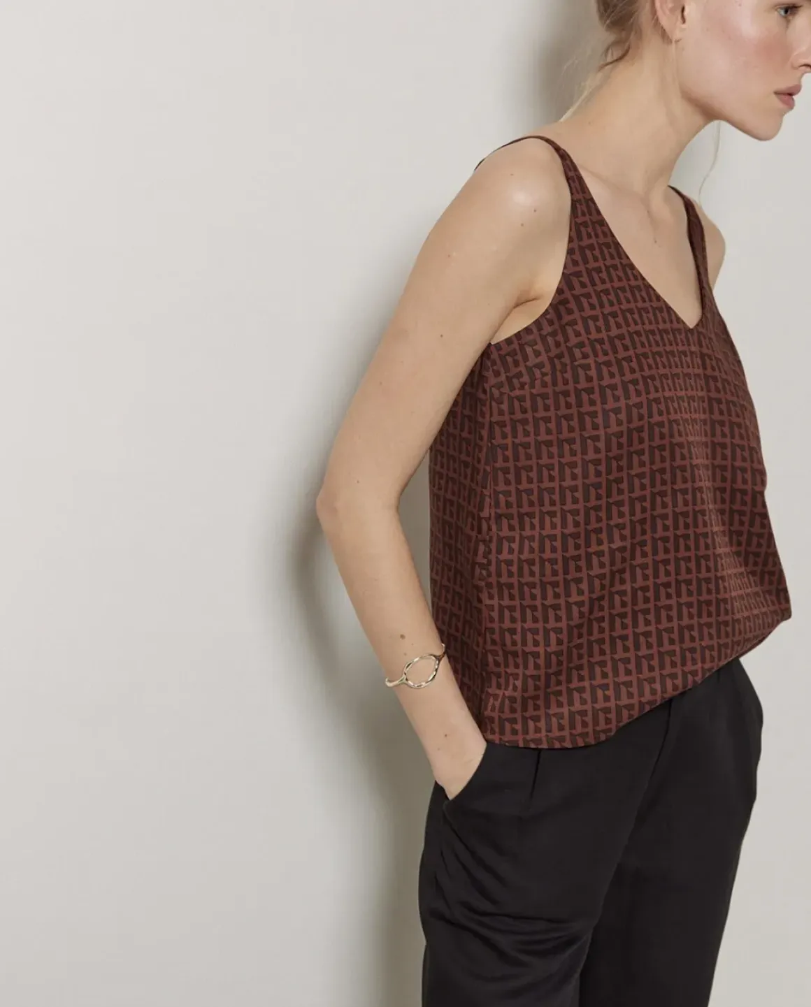 Top Tencel pico chocolate