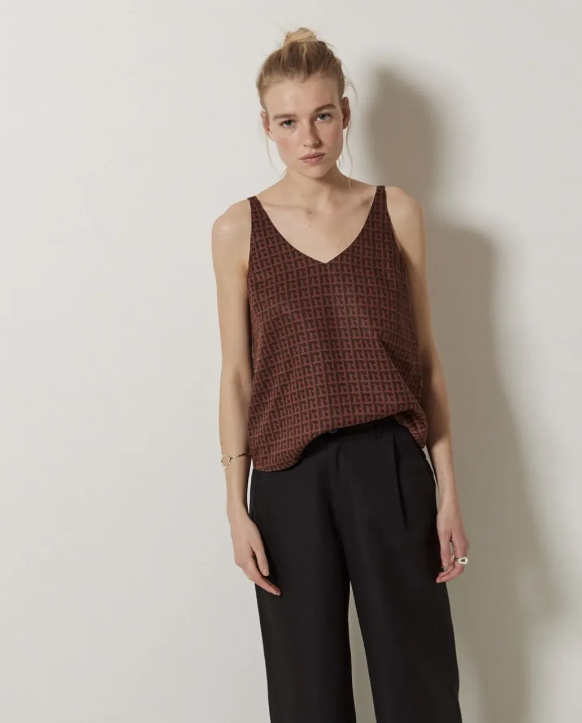 Top Tencel pico chocolate