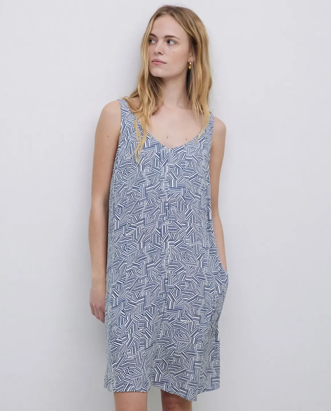 Vestido corto escote pico azul