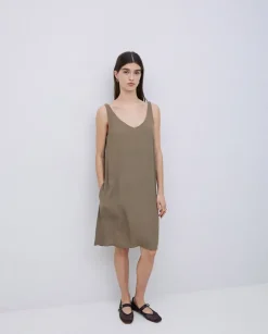 Vestido corto escote pico caqui