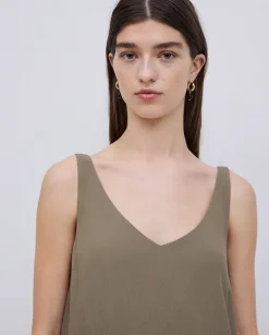 Vestido corto escote pico caqui