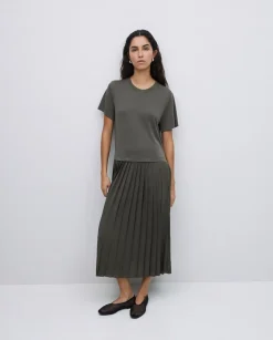 Vestido evasé falda plisada caqui