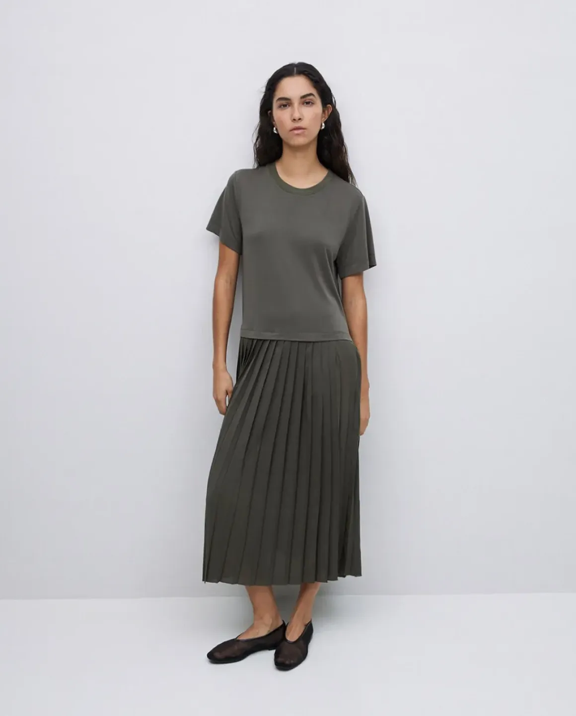 Vestido evasé falda plisada caqui
