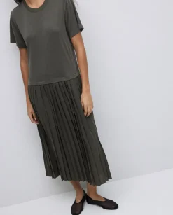 Vestido evasé falda plisada caqui