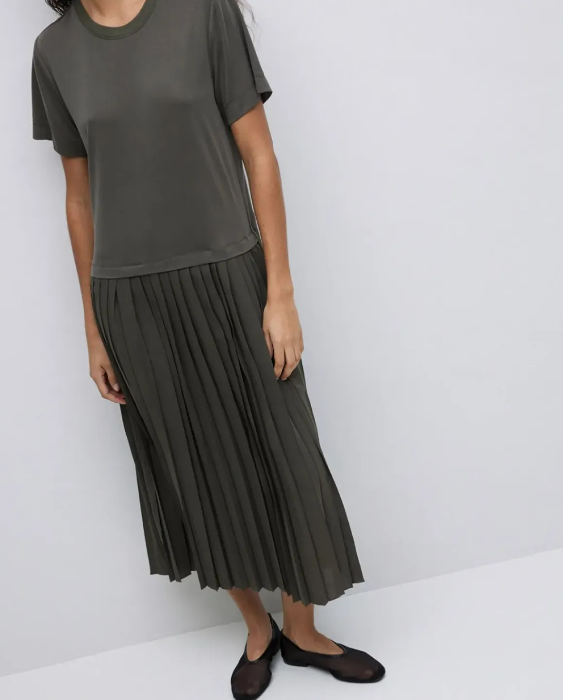 Vestido evasé falda plisada caqui