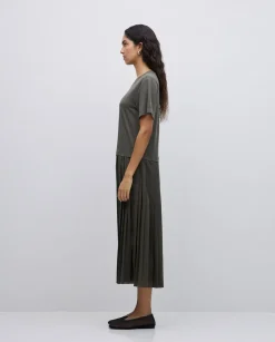 Vestido evasé falda plisada caqui