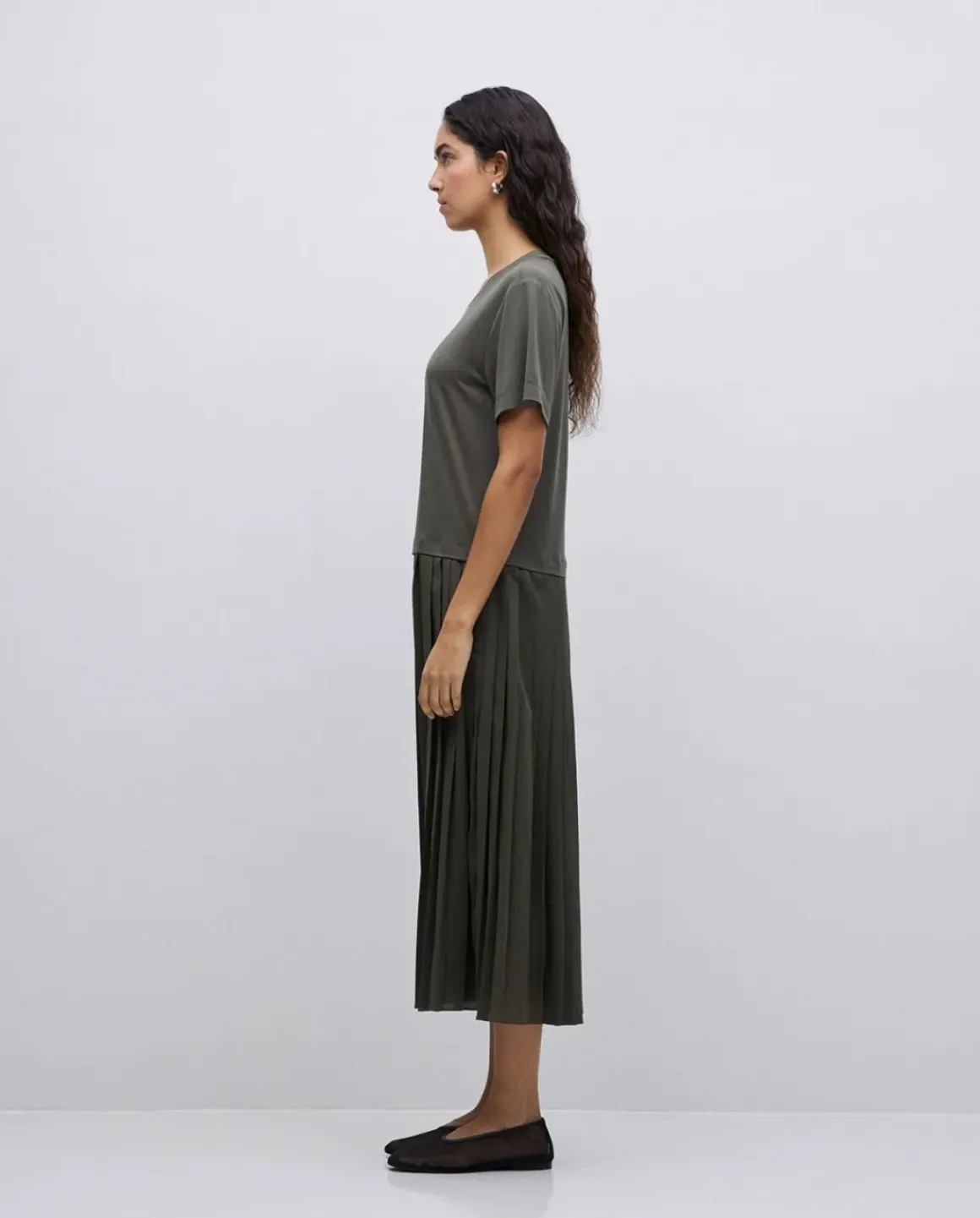 Vestido evasé falda plisada caqui