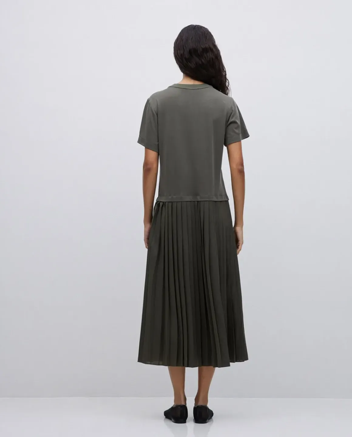 Vestido evasé falda plisada caqui