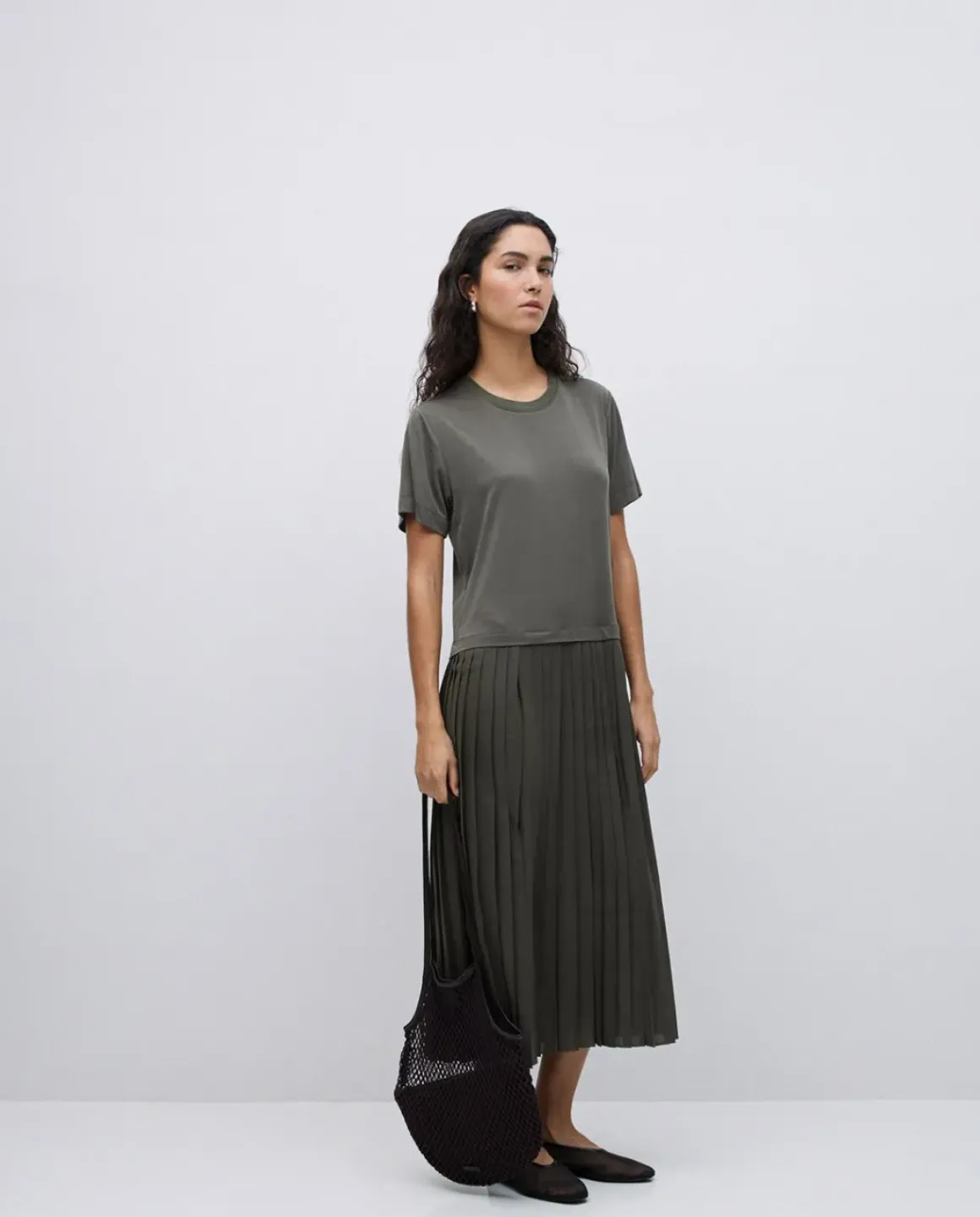 Vestido evasé falda plisada caqui