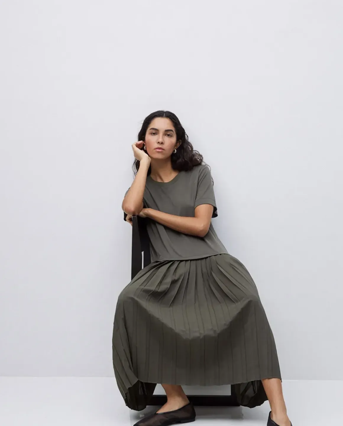 Vestido evasé falda plisada caqui