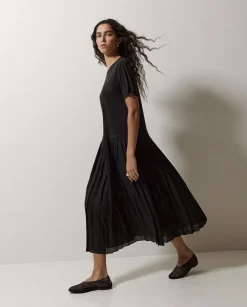 Vestido evasé falda plisada negro