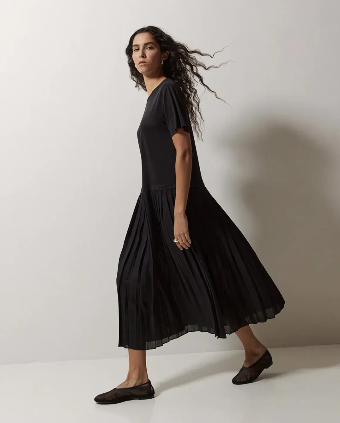 Vestido evasé falda plisada negro