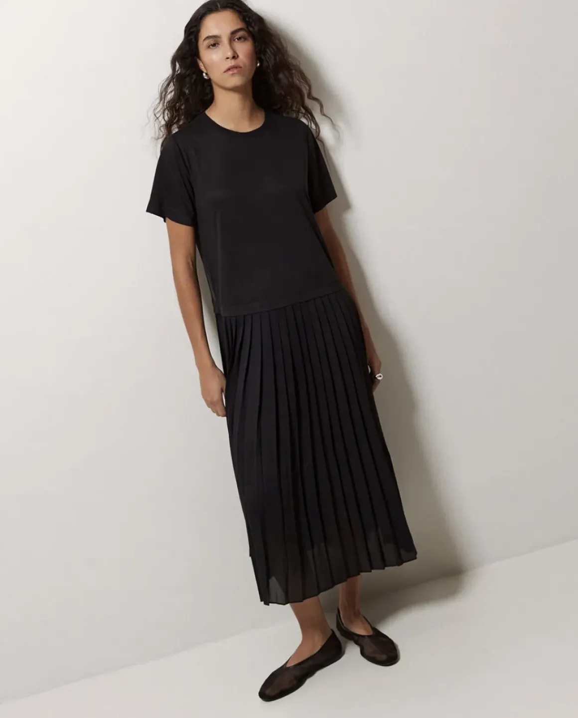 Vestido evasé falda plisada negro