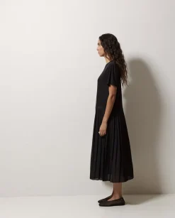 Vestido evasé falda plisada negro