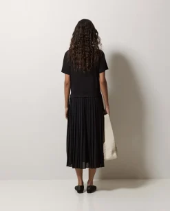 Vestido evasé falda plisada negro