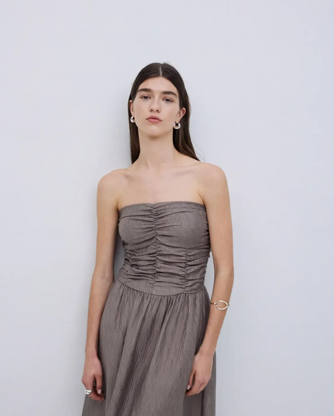 Vestido largo drapeado caqui