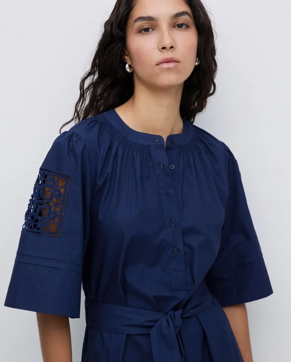 Vestido popelín puntillas azul oscuro